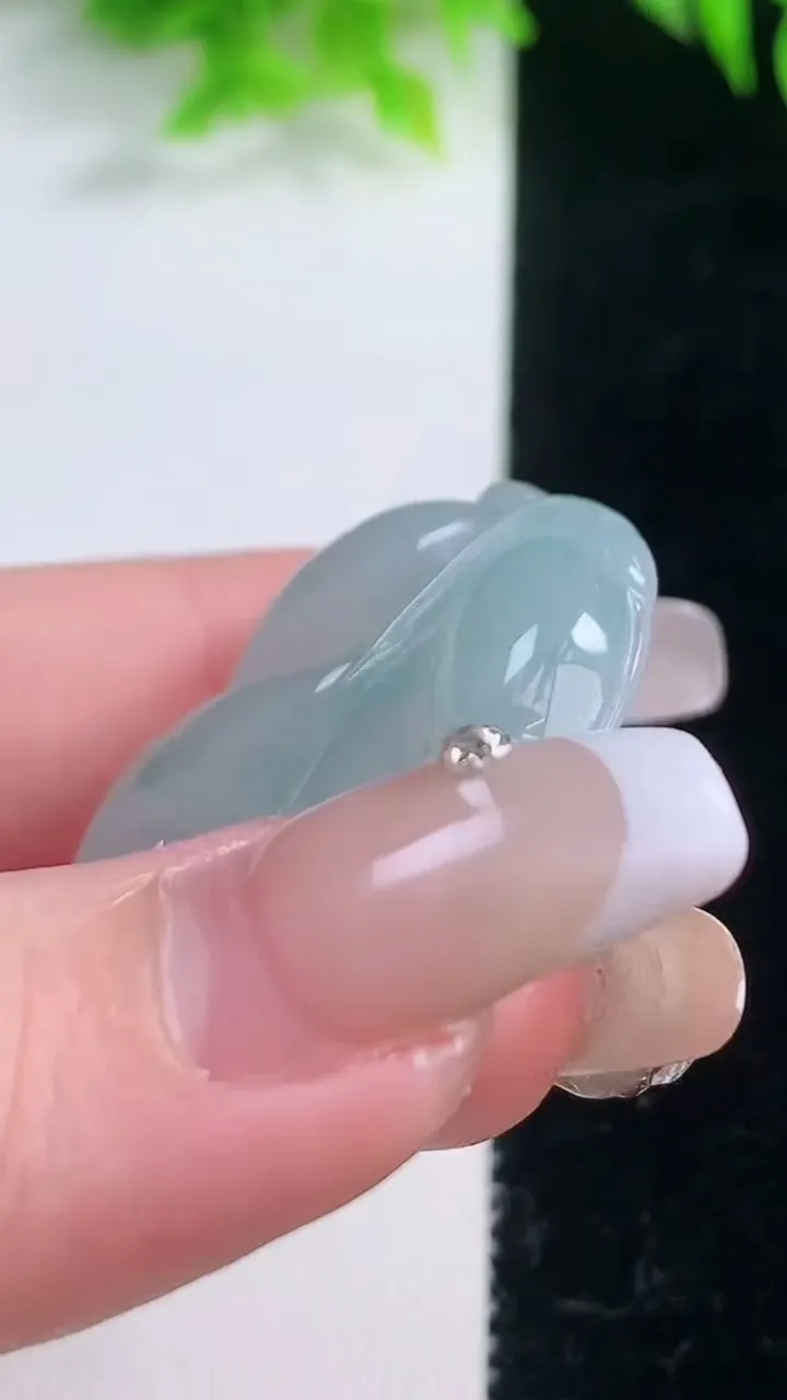 天然A货翡翠冰种飘花金枝玉叶 叶子吊坠，尺寸43.3-24.2-5.8，重量:11.14g
1月18日