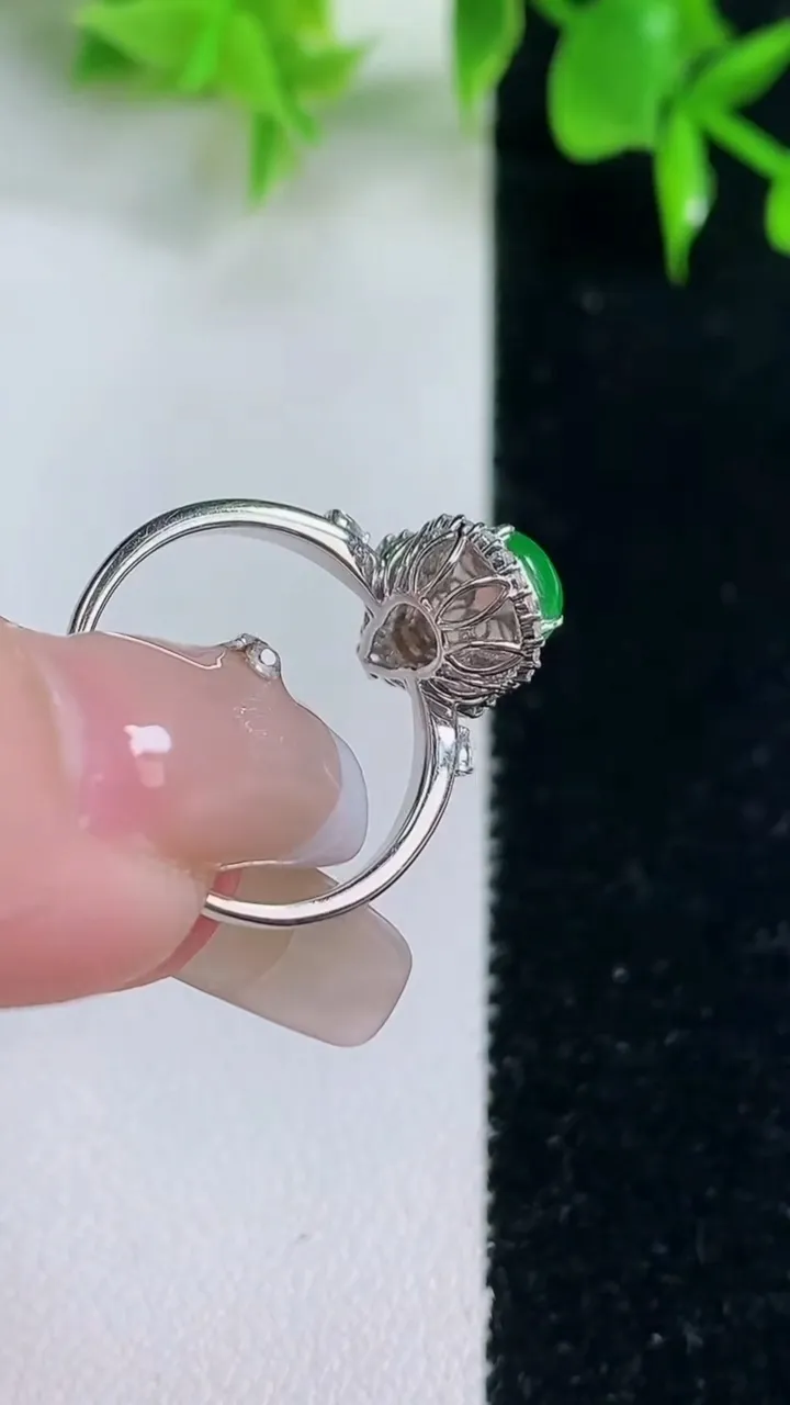 天然A货翡翠葫芦戒指，尺寸17.5-10.5-5.7-7.6，重量:2.32g2026年1月18日
工厂直销收藏佳品,种好水足，色泽均匀，有种有色，上手高大气！