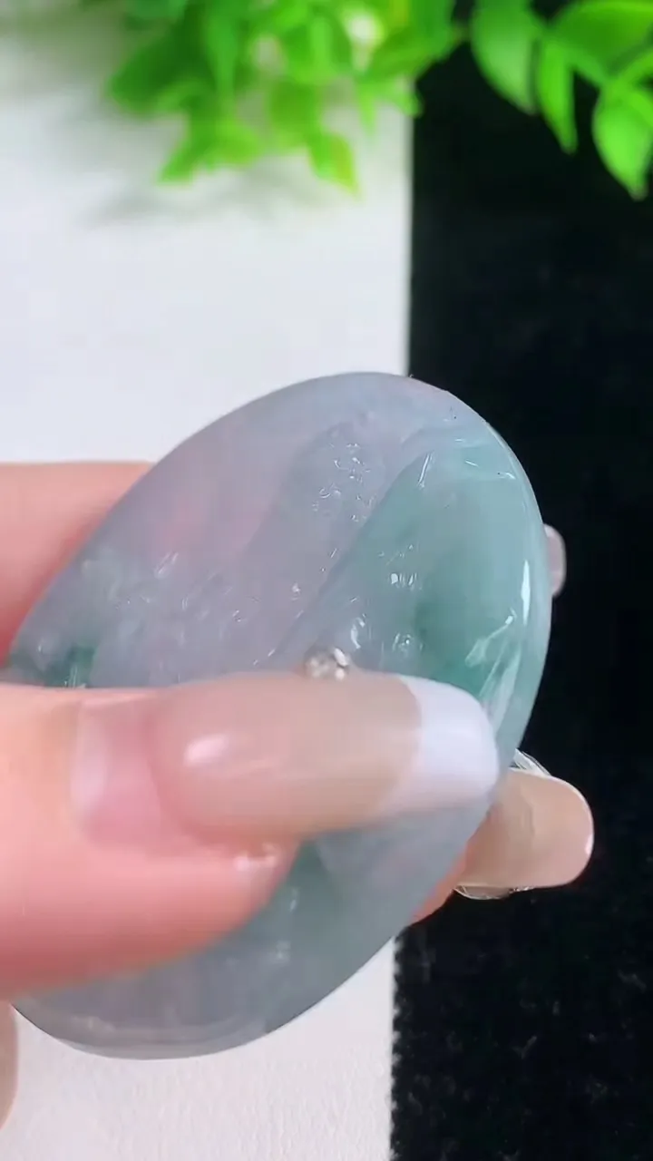 天然A货翡翠冰种飘花不动明王吊坠，尺寸49.7-44.4-5，重量:23.08g
1月18日