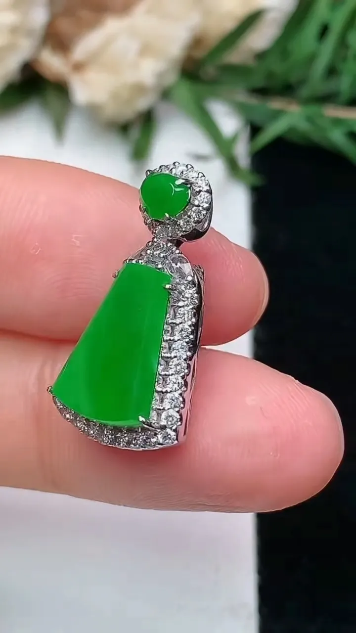 天然A货翡翠无事牌吊坠，尺寸21.7-11.4-7.5，裸石11.9-8，重量:2.64g
1月18日