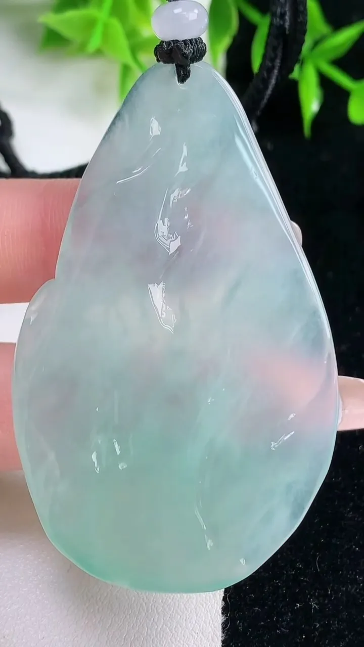 天然A货翡翠无相观音吊坠，尺寸63.3-40-5.2，重量:28.90g
1月18日