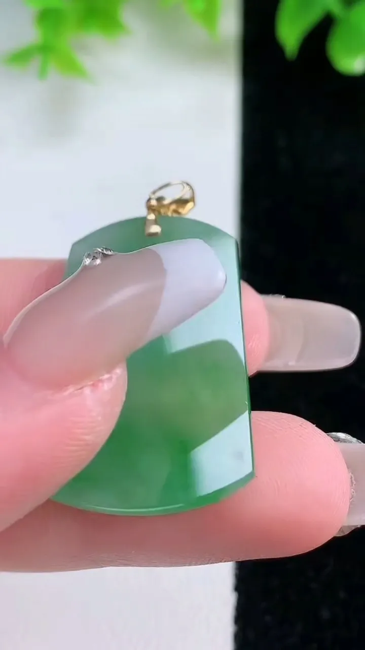 天然A货翡翠无事牌吊坠，尺寸30.6-22-2.1，重量:4.57g
1月18日