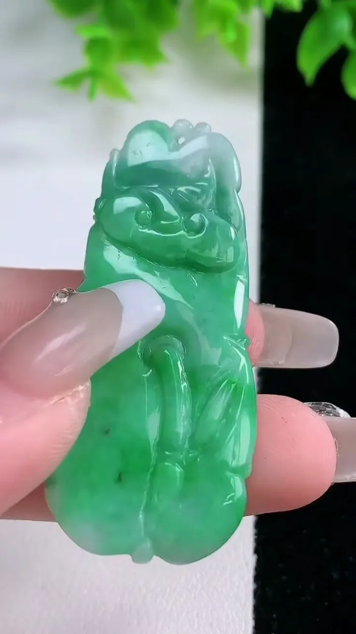 天然A货翡翠年年有余吊坠，尺寸53.3-24.3-7.4，重量:14.78g
1月18日