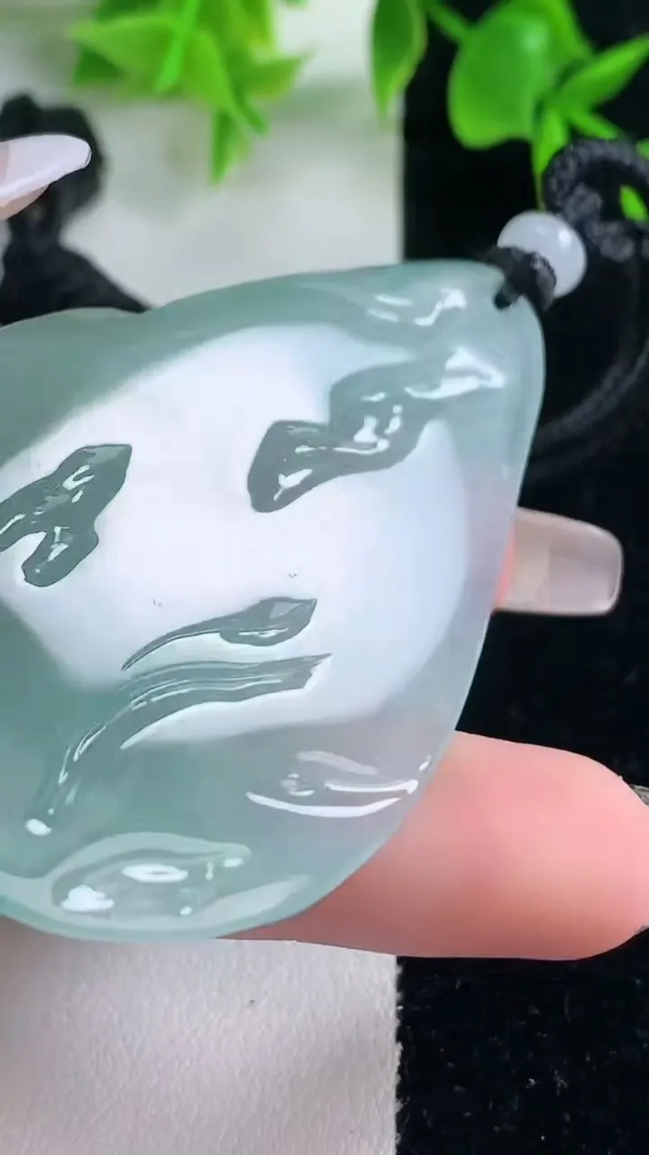 天然A货翡翠无相观音吊坠，尺寸63.3-40-5.2，重量:28.90g
1月18日