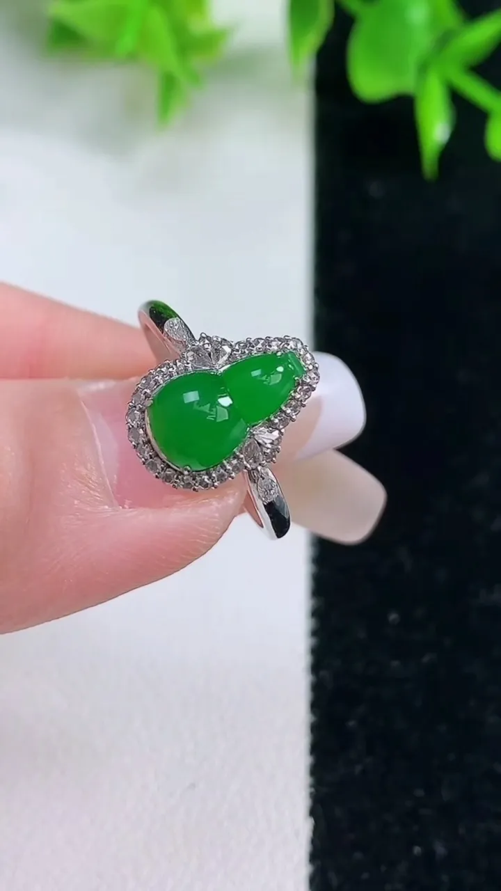 天然A货翡翠葫芦戒指，尺寸17.5-10.5-5.7-7.6，重量:2.32g2026年1月18日
工厂直销收藏佳品,种好水足，色泽均匀，有种有色，上手高大气！