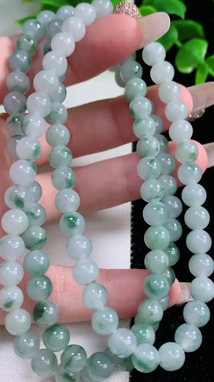 天然A货翡翠冰种飘花圆珠项链，尺寸6.4-108颗，重量:52.68g
1月18日