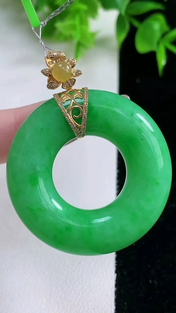 天然A货翡翠平安环吊坠，尺寸38.8-9.5，重量:28.47g
1月18日