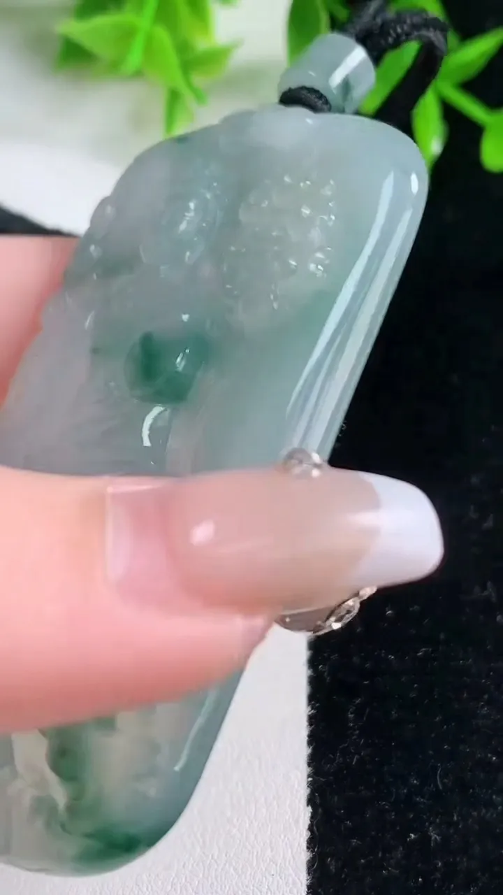 天然A货翡翠种飘花观音菩萨吊坠，尺寸67.8-42.5-5，重量:42.47g
1月18日