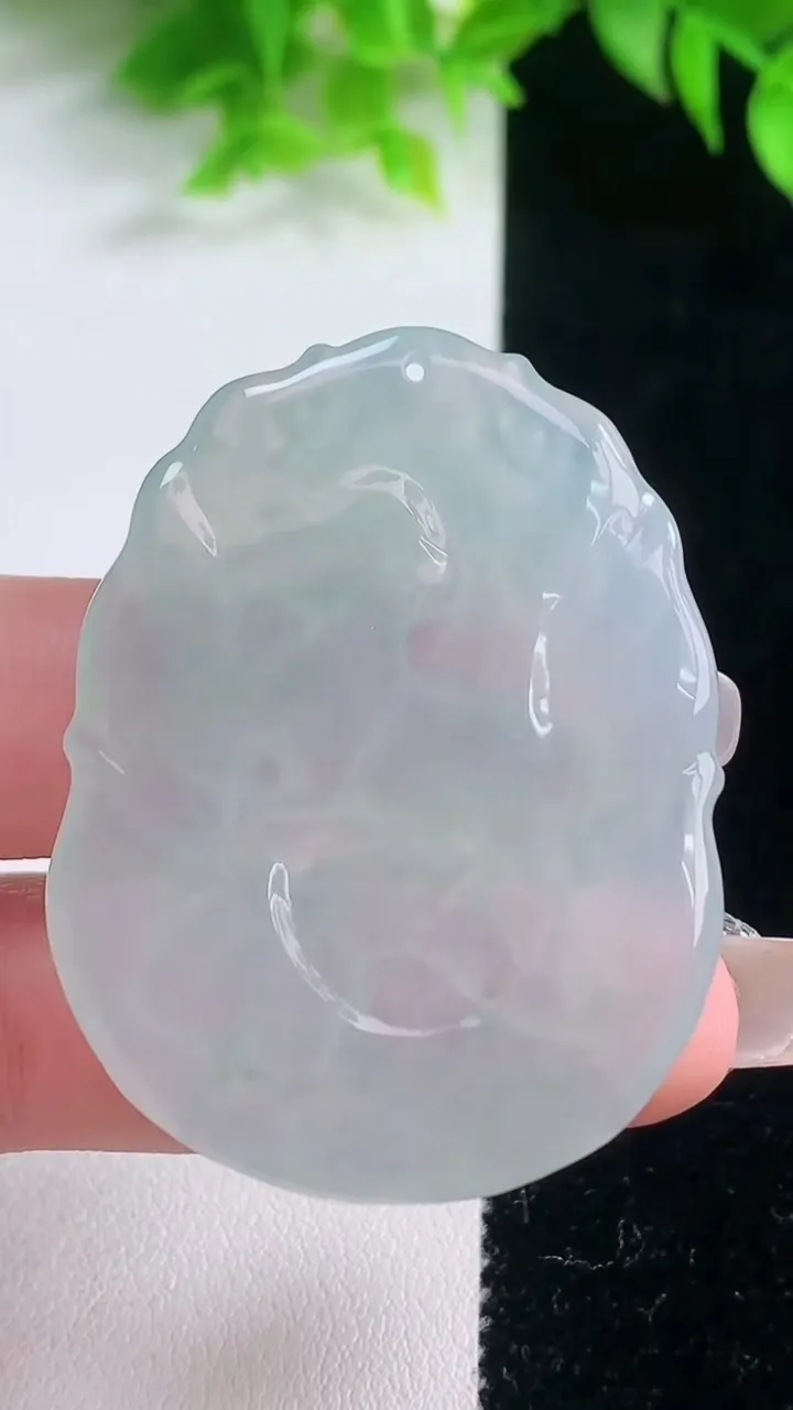 天然A货翡翠生肖羊吊坠，尺寸48-35-4.7，重量:19.71g
1月18日