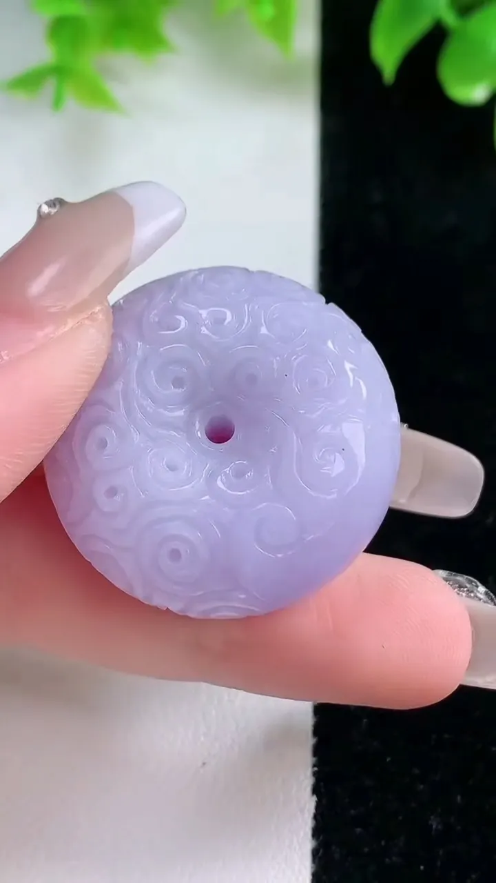 天然A货翡翠紫罗兰雕花平安扣吊坠，尺寸30.8-13.8，重量:24.82g
1月18日