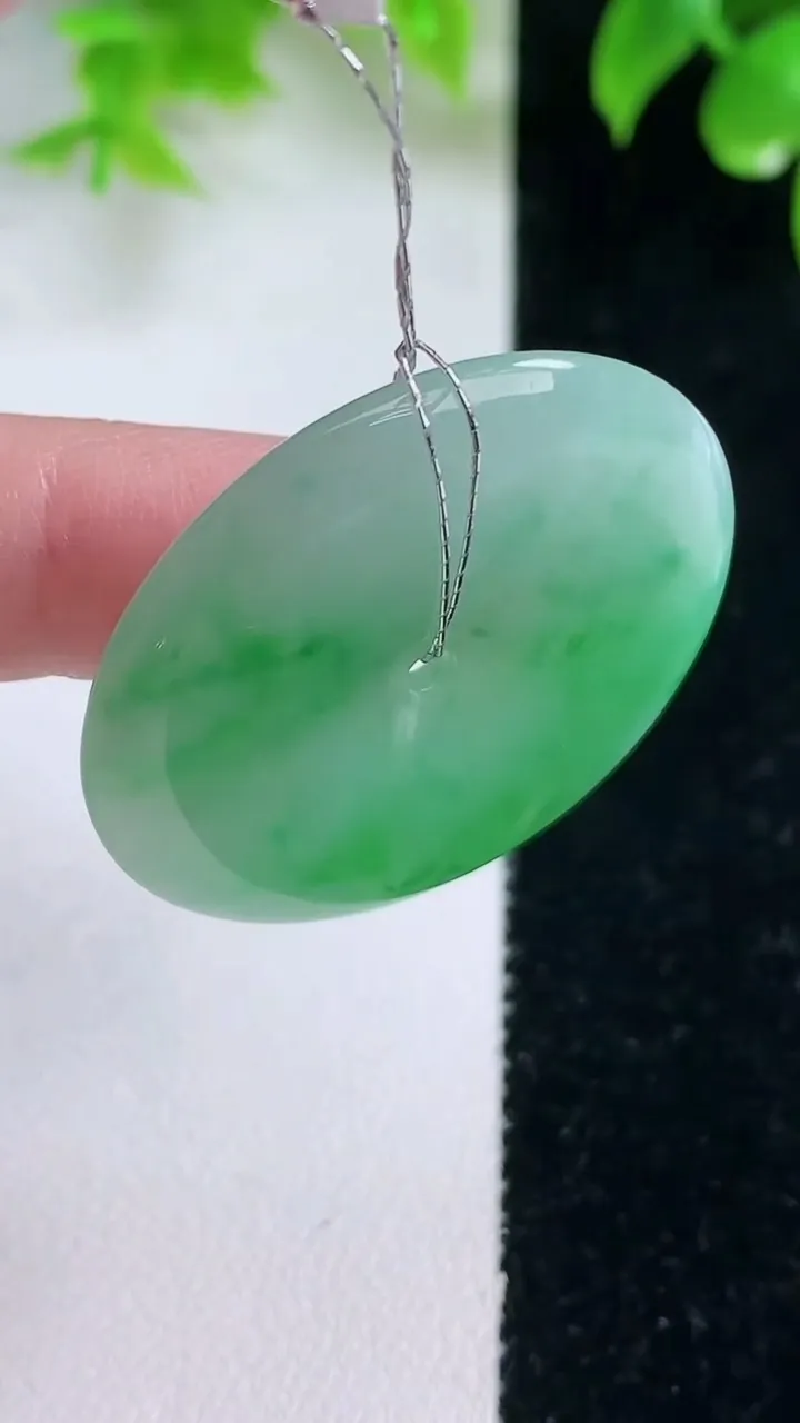 天然A货翡翠平安扣吊坠，尺寸35.5-5.6，重量:15.33g
1月18日