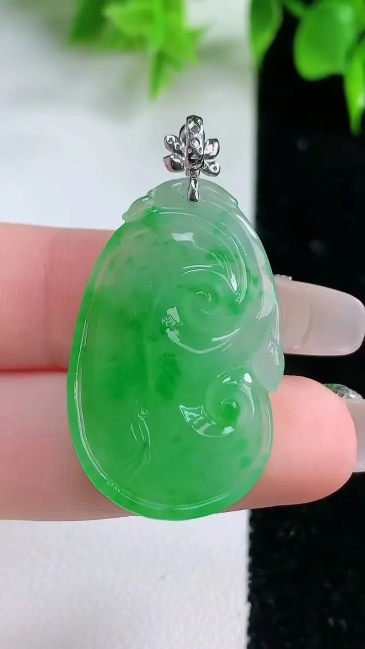 天然A货翡翠如意吊坠，尺寸32.3-19.8-4.8，重量:6.32g
1月18日