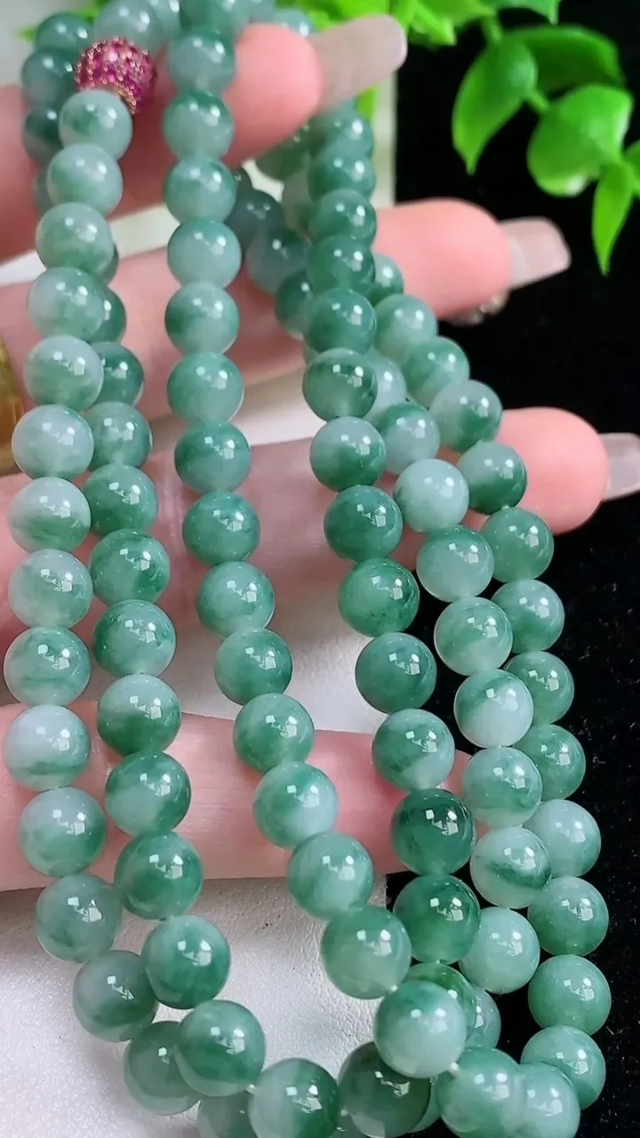 天然A货翡翠飘花圆珠项链，尺寸6.9颗，重量:65.99g
1月18日