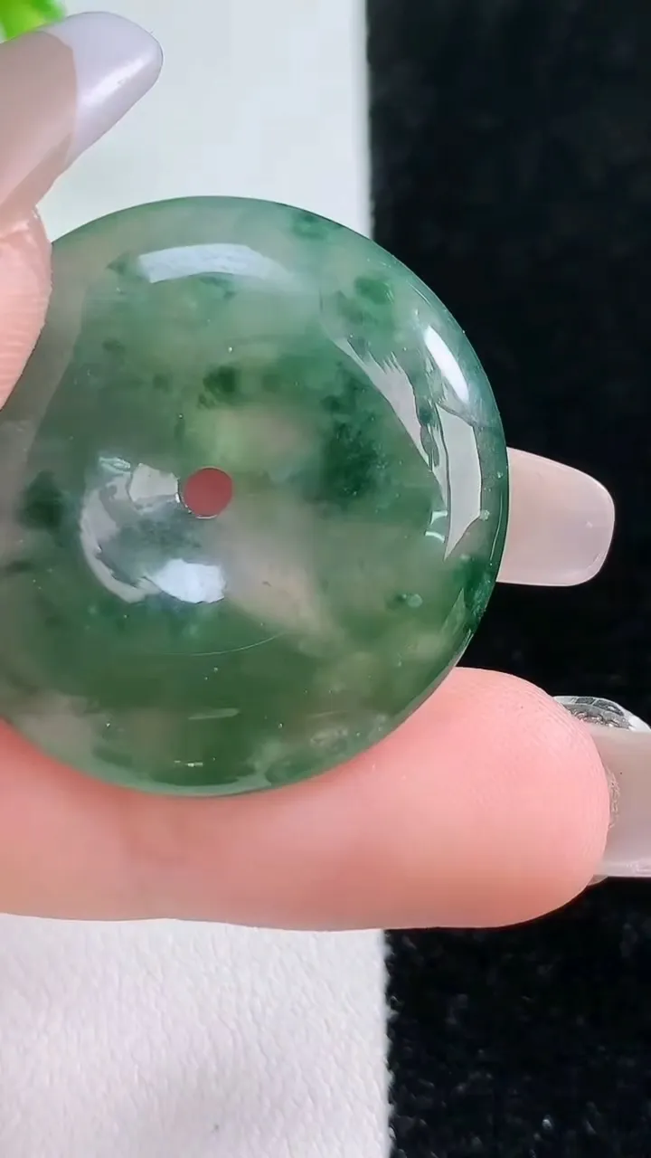 天然A货翡翠冰种飘花平安扣吊坠，尺寸31-6.6，重:12.66g
1月18日