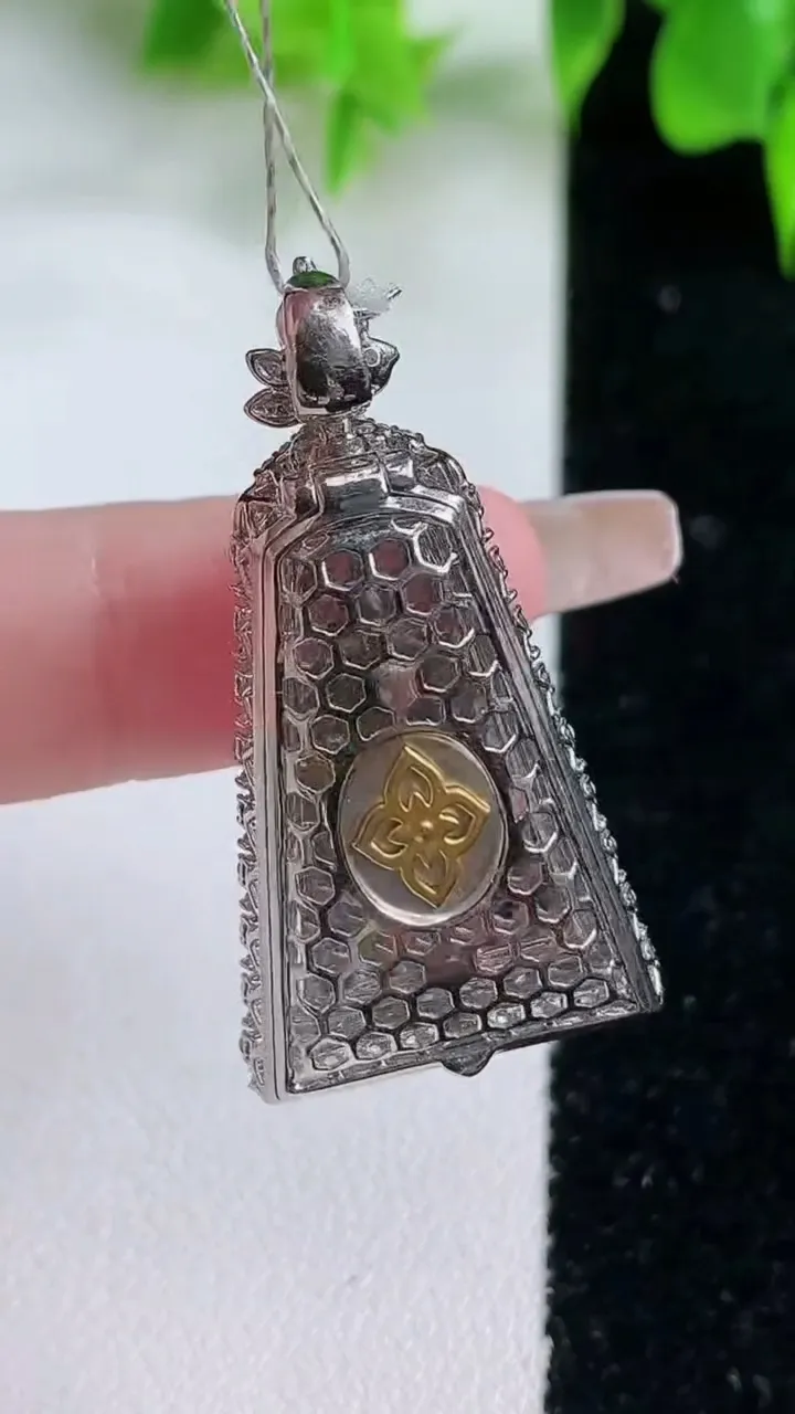 天然A货翡翠种紫罗兰无事牌吊坠，尺寸37-19.7-10.7，裸石25.7-18.6重量:10.49g
1月18日