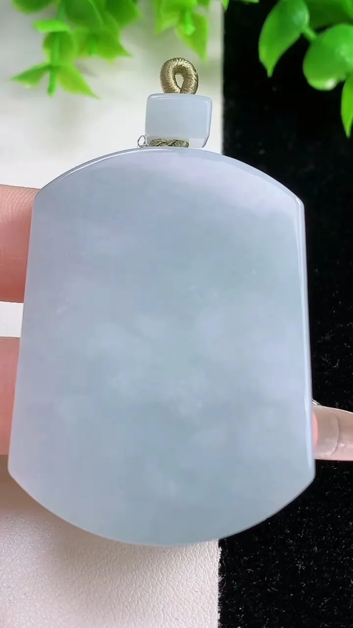 天然A货翡翠紫罗兰无事牌吊坠，尺寸52.8-39.5-5.5，重量:35.17g
1月18日