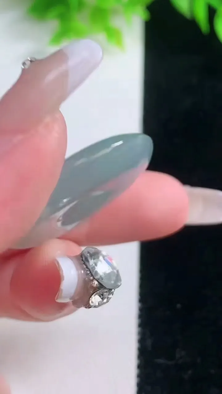 天然A货翡翠平安扣吊坠，尺寸30.7-5.8，重量:11.88g
1月18日