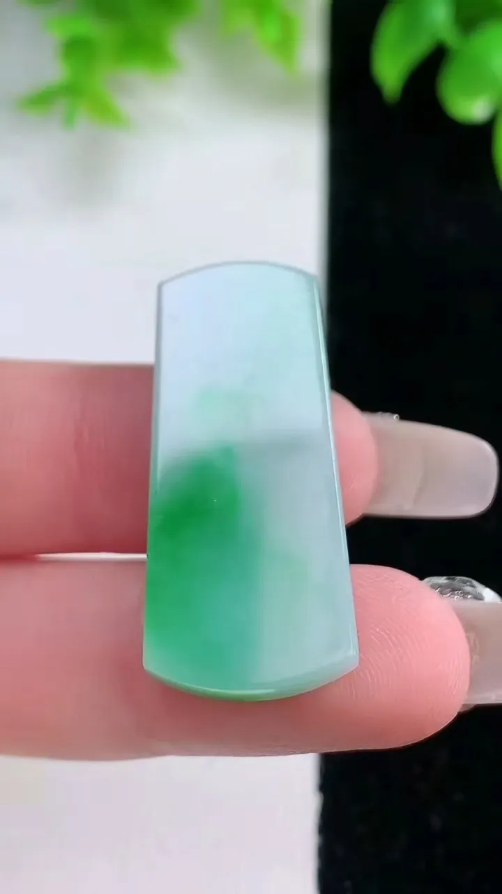 天然A货翡翠无事牌镶嵌件，尺寸33.2-14.6-3.6，重量:5.97g
1月18日