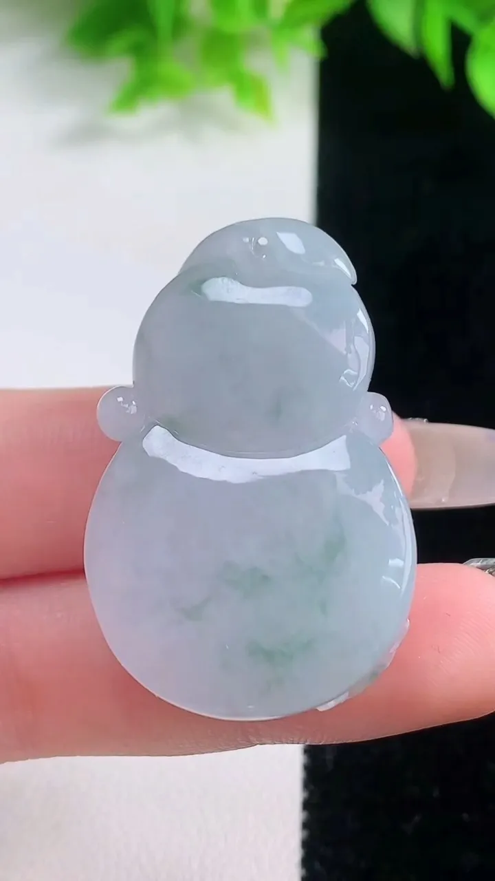 天然A货翡翠飘花葫芦吊坠，尺寸39.4-25.2-12.2，重量:23.56g
1月18日