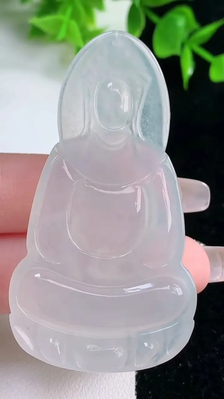 天然A货翡翠种白冰观音菩萨吊坠，尺寸63.5-34.8-5.7，重量:23.95g
1月18日