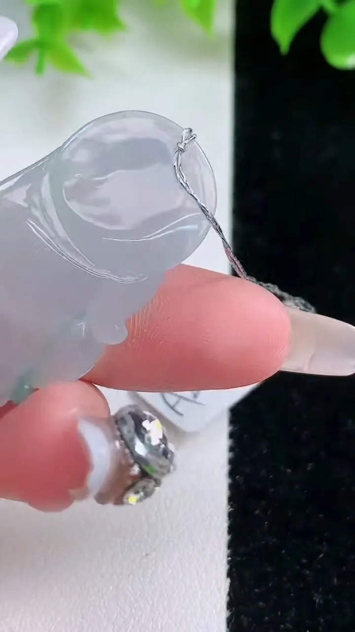 天然A货翡翠逍遥佛吊坠，尺寸31.2-21-7.7，重量:10.18g
1月18日