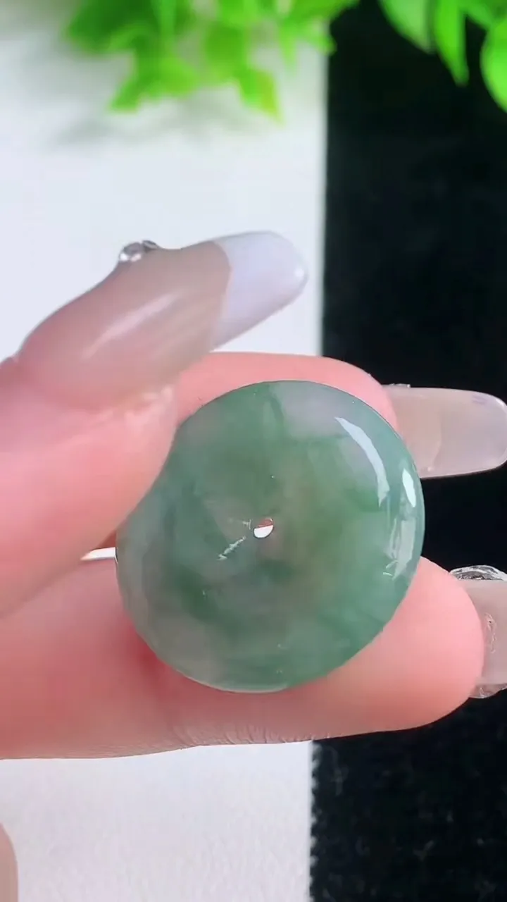 天然A货翡翠飘花平安扣吊坠，尺寸24-4.4，重量:5.92g
1月18日