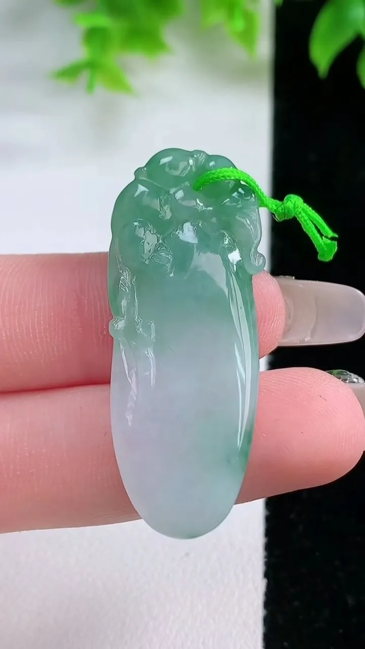 天然A货翡翠福瓜吊坠，尺寸40.4-15.2-3.7，重量:6.09g
1月18日