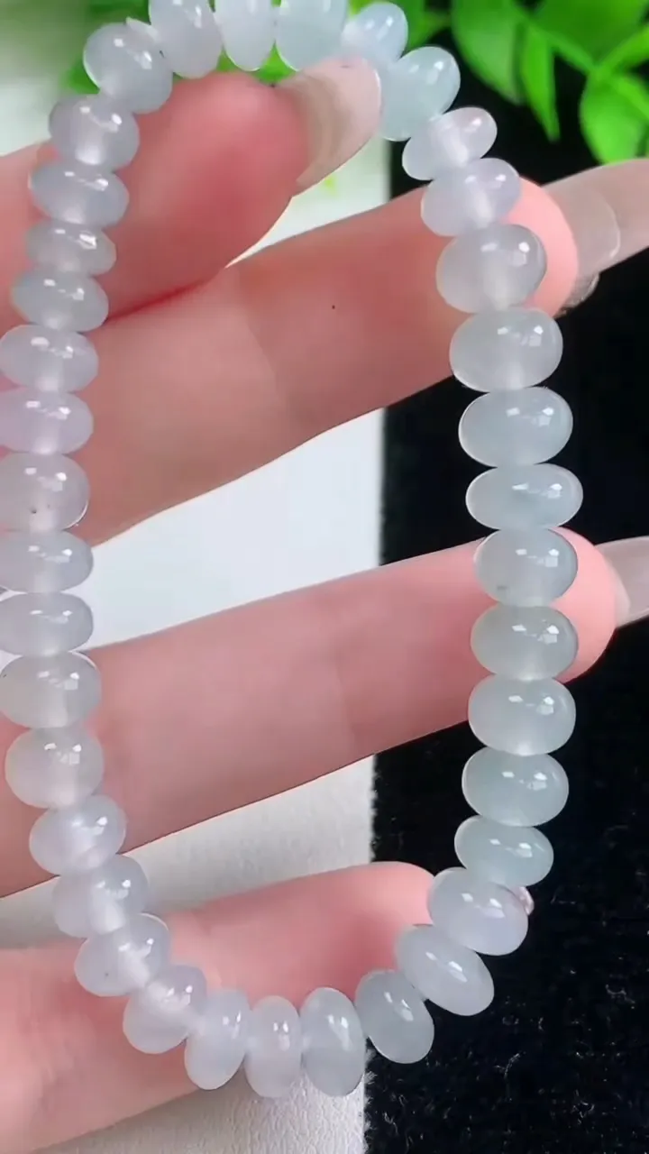 天然A货翡翠种飘花算盘珠手串，尺寸6.7-4-38颗，重量:19.65g1月18日
工厂直销收藏佳品,种好水足，色泽均匀，有种有色，上手高大气！