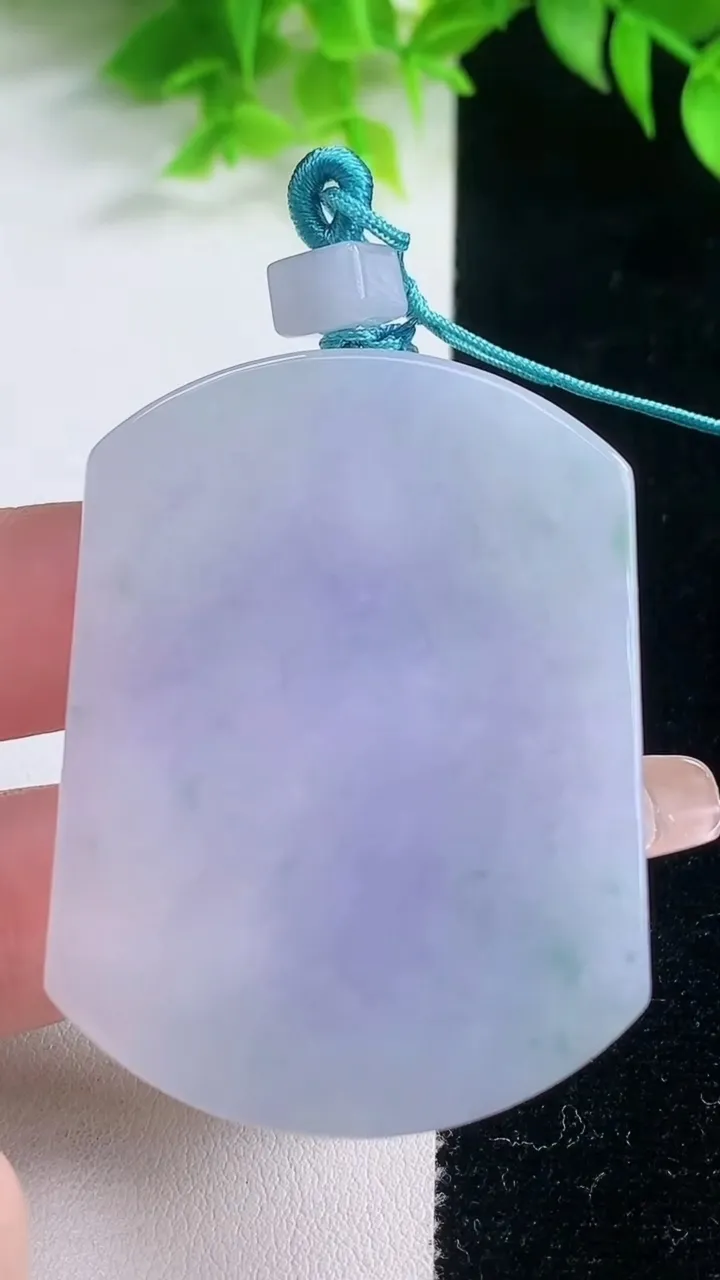 天然A货翡翠紫罗兰无事牌吊坠，尺寸51.6-39.2-5.6，重量:34.95g
1月19日