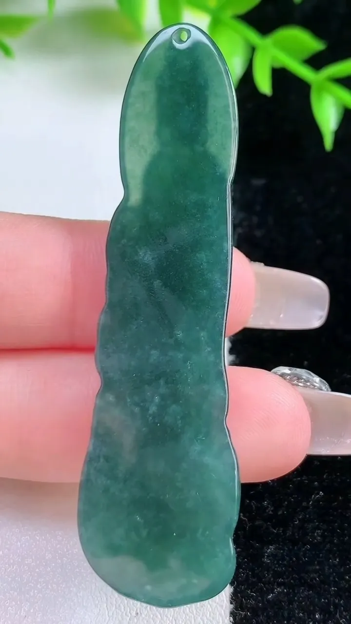 天然A货翡翠蓝水观音菩萨吊坠，尺寸64-17.2-6.2，重:12.17g
1月18日