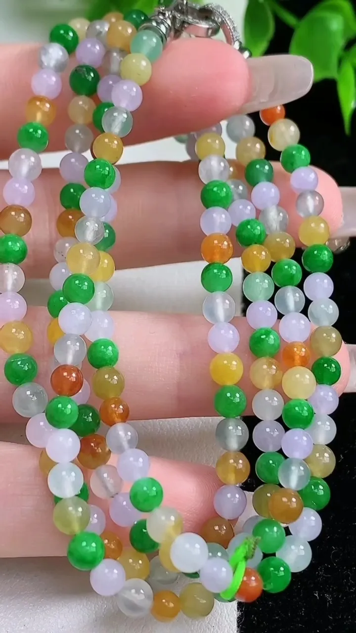 天然A货翡翠种四彩小米珠项链，尺寸4-175颗，重量:22.00g
1月18日