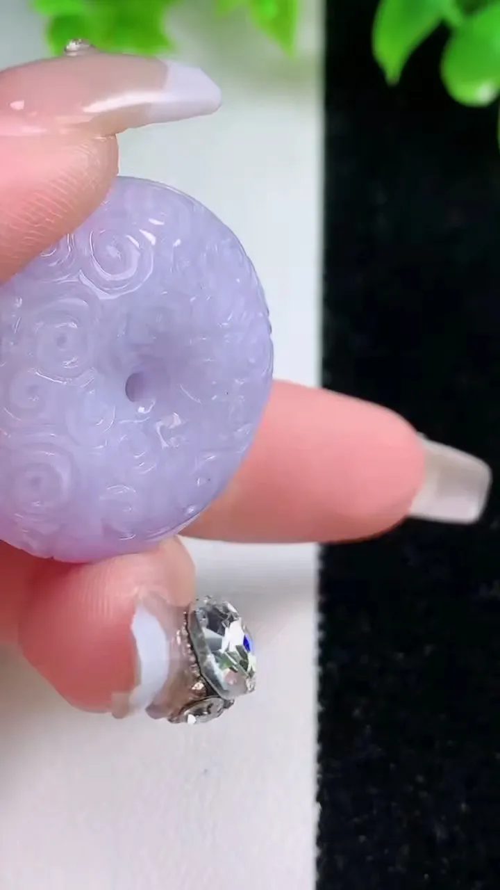 天然A货翡翠紫罗兰雕花平安扣吊坠，尺寸30.8-13.8，重量:24.82g
1月18日