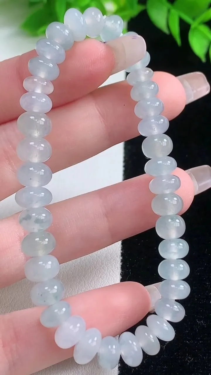 天然A货翡翠种飘花算盘珠手串，尺寸6.7-4-38颗，重量:19.65g1月18日
工厂直销收藏佳品,种好水足，色泽均匀，有种有色，上手高大气！