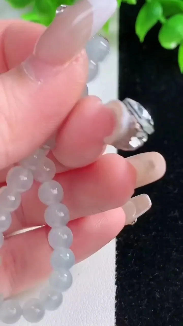 天然A货翡翠种白冰圆珠手串，尺寸6-29颗，重量:11.65g1月18日
工厂直销收藏佳品,种好水足，色泽均匀，有种有色，上手高大气！