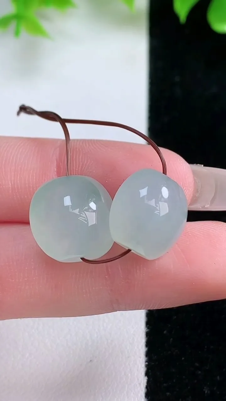 天然A货翡翠路路通吊坠一对，尺寸13-13.6-10，重量:6.94g
1月18日