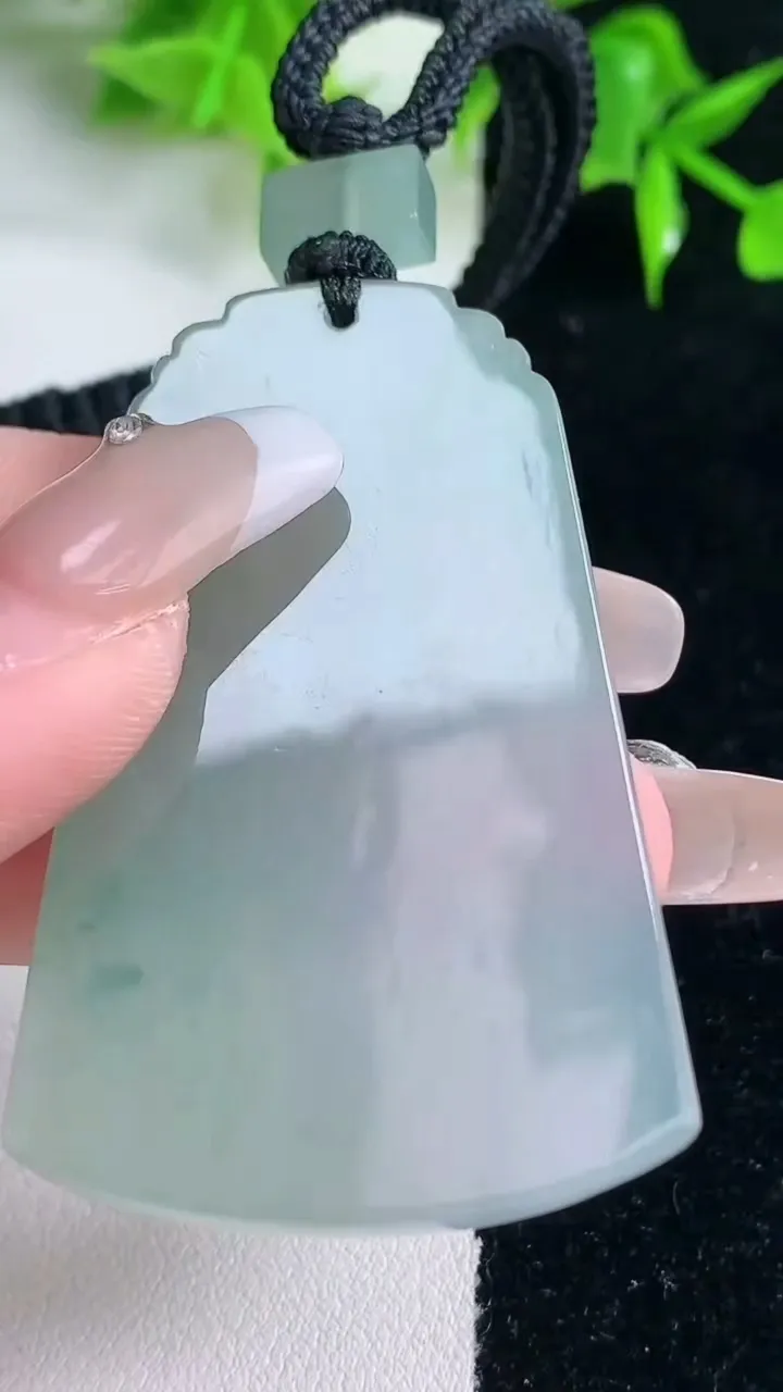 天然A货翡翠种飘花仿古无事牌吊坠，尺寸52.8-33.8-4，重量:24.57g
1月18日