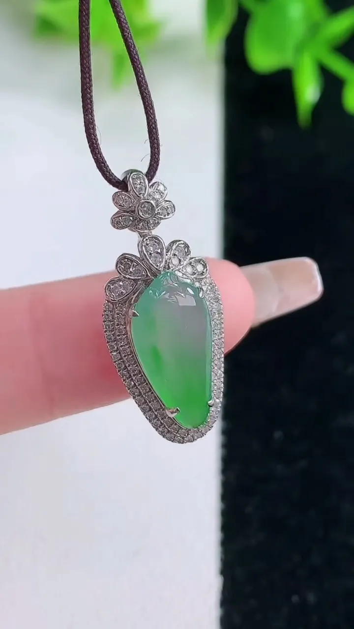 天然A货翡翠福瓜吊坠，尺寸25.6-11-6.5，裸石14.7-7重量:2.08g
1月18日