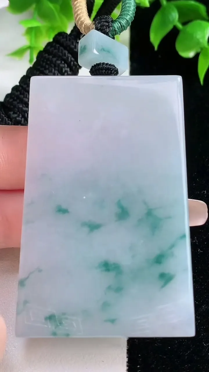 天然A货翡翠冰种飘花无事牌吊坠，尺寸62-39.3-5.8，重量:55.98g
1月18日