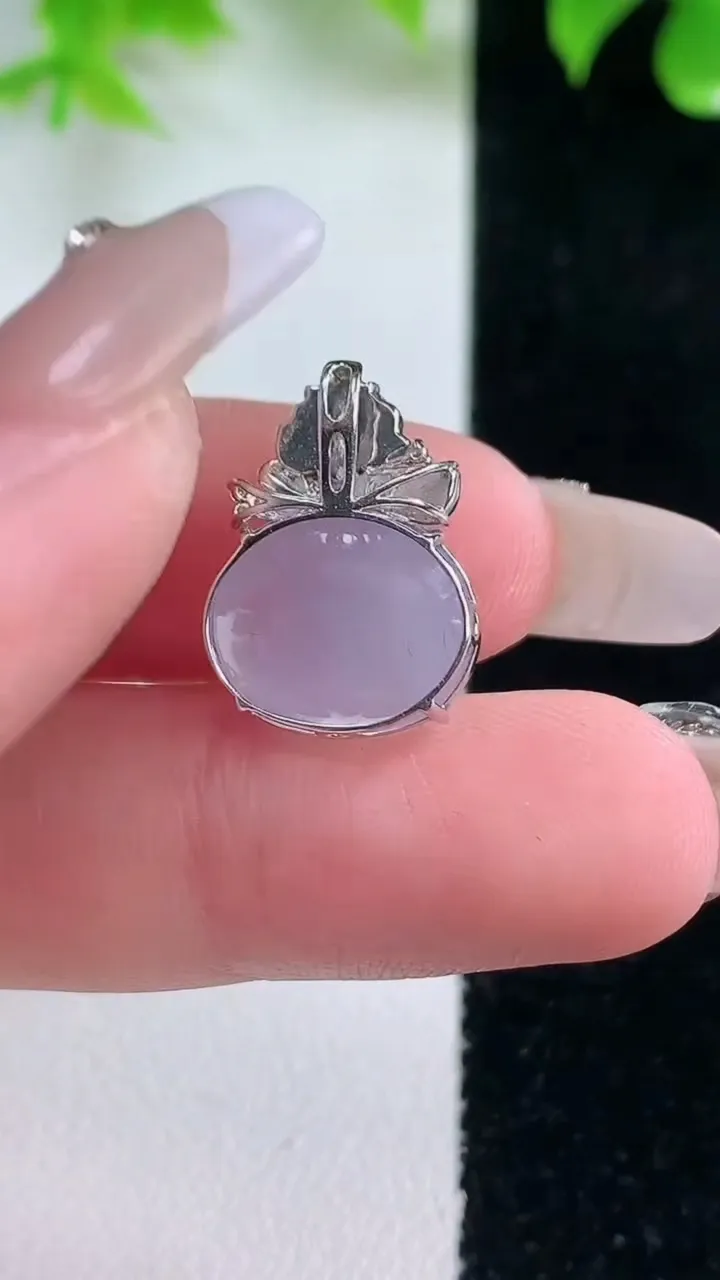 天然A货翡翠18K金紫罗兰蛋面吊坠，尺寸11.5-13.6-7.7，重量:2.51g
1月18日