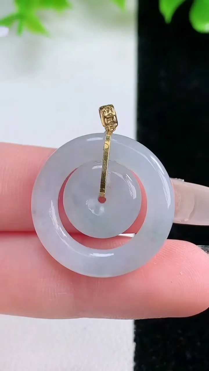 天然A货翡翠18K金飘花母子平安扣吊坠，尺寸24.3-3.7，重量:4.81g
1月18日