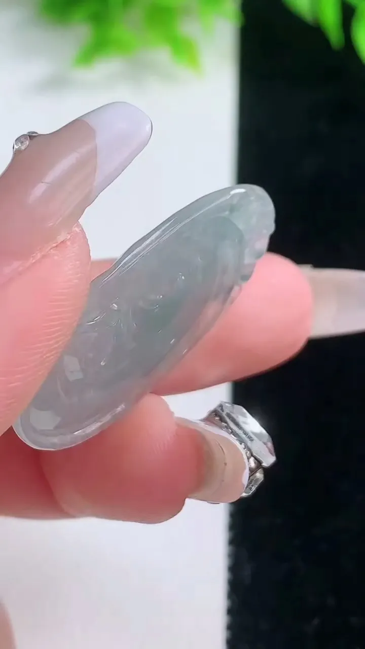 天然A货翡翠冰种飘花如意吊坠，尺寸32.6-19.4-5，重量:5.72g
1月18日