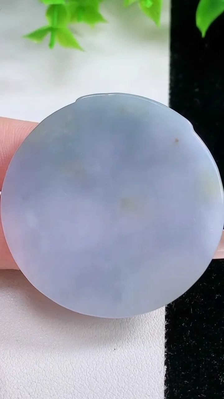 天然A货翡翠紫罗兰仿古无事牌吊坠，尺寸46.3-5.6，重量:30.49g
1月18日