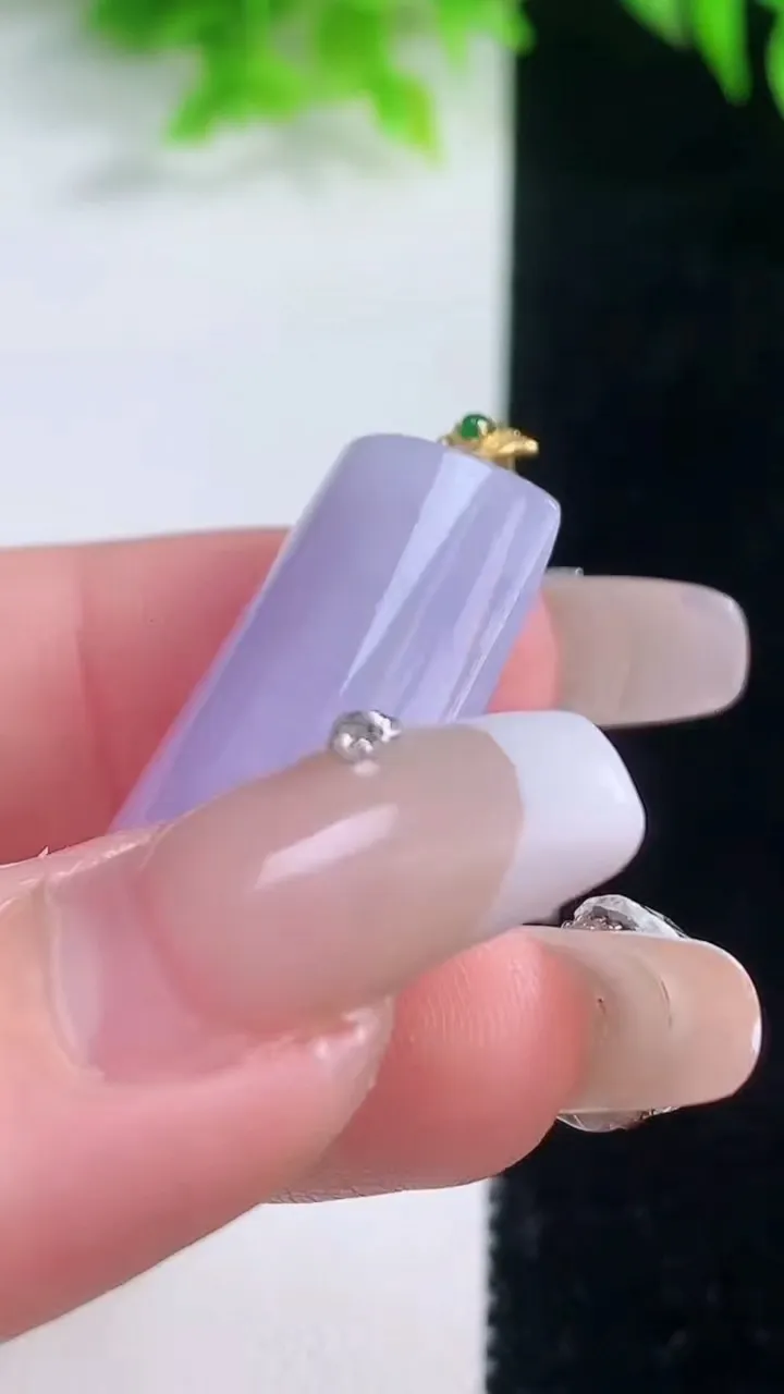 天然A货翡翠18K金紫罗兰无事牌吊坠，尺寸32.9-17.8-7，重量:9.59g
1月18日