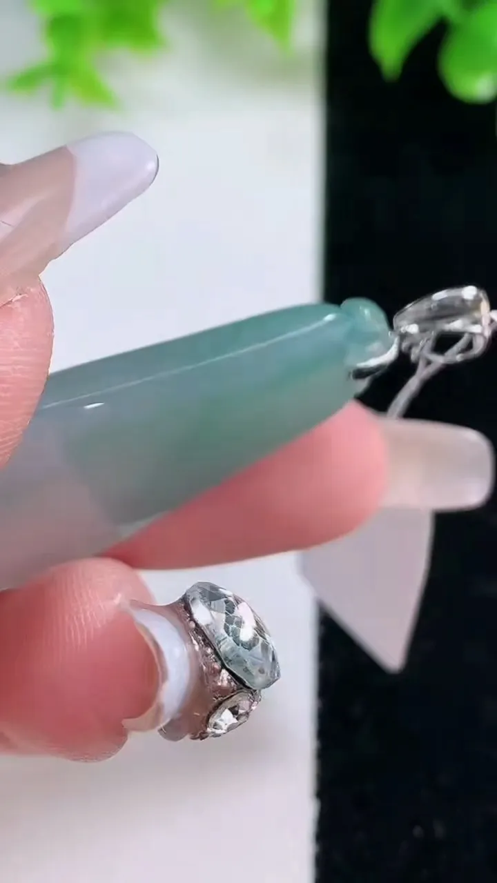 天然A货翡翠福瓜吊坠，尺寸37.3-20.4-5.6，重量:9.71g
1月18日