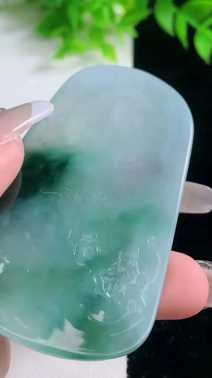 天然A货翡翠飘花虚空藏菩萨吊坠，尺寸69.2-41-5.3，重量:35.80g
1月18日