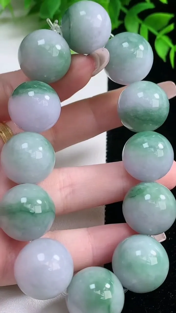 天然A货翡翠圆珠手串，尺寸18.2-12颗，重量:116.01g1月18日
工厂直销收藏佳品,种好水足，色泽均匀，有种有色，上手高大气！
