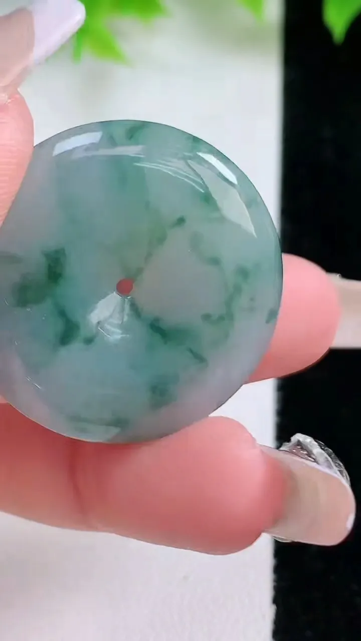 天然A货翡翠飘花平安扣吊坠，尺寸30.7-5.5，重量:11.44g
1月18日