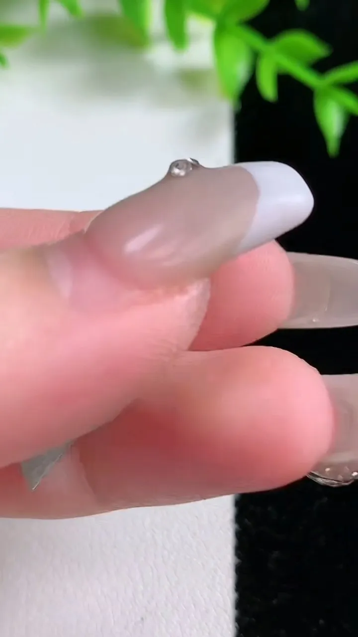 天然A货翡翠福豆吊坠，尺寸34.2-13.3-5.6，重:3.57g
1月18日