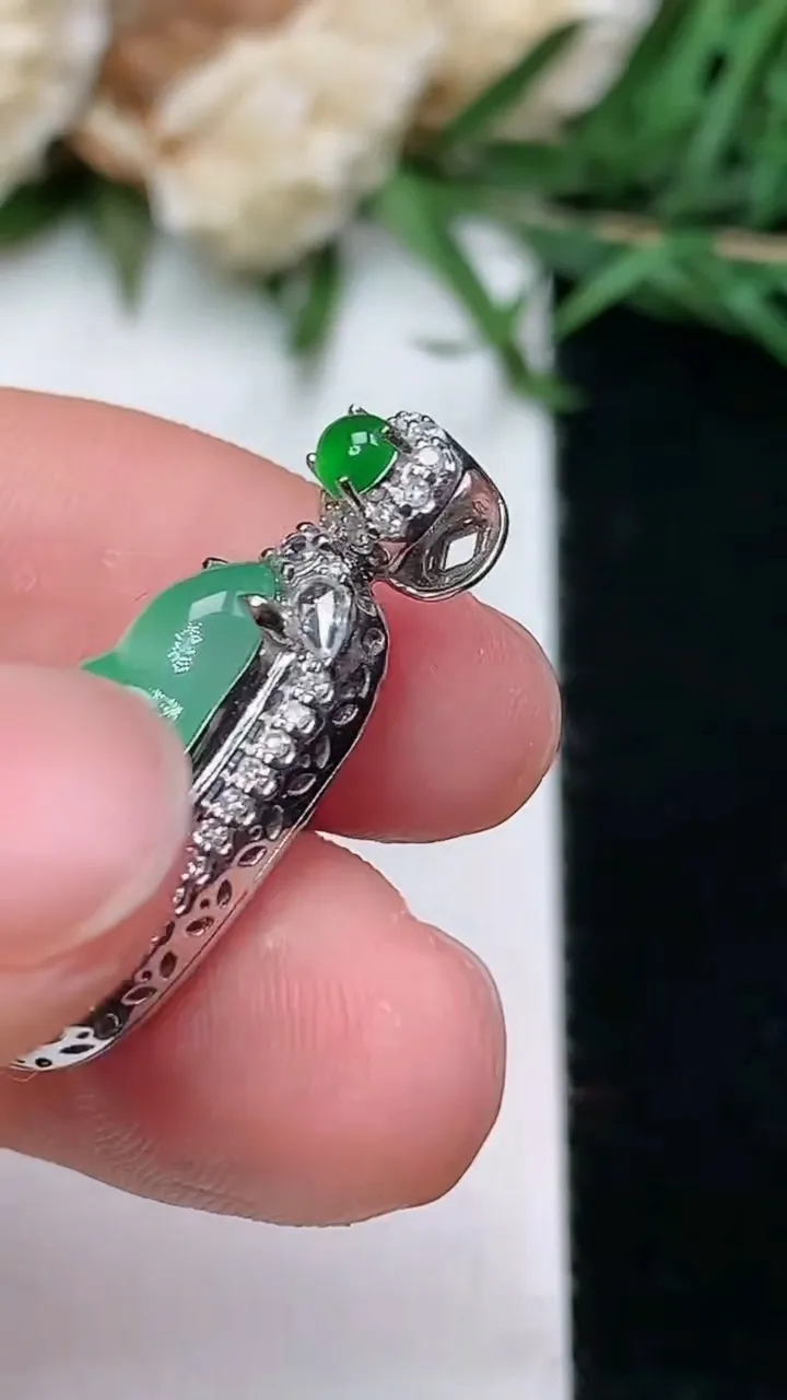 天然A货翡翠福豆吊坠，尺寸25-10.6-8，裸石16.5-7.8，重量:3.53g
1月18日