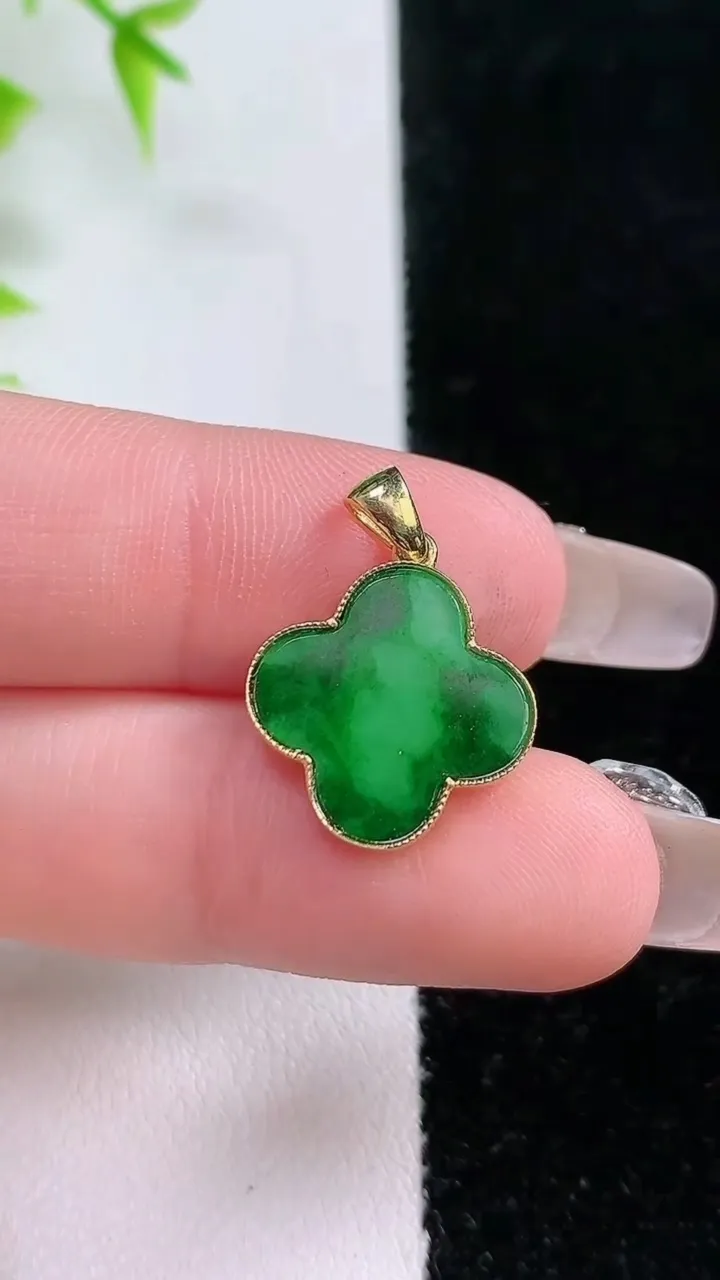 天然A货翡翠四叶草吊坠，尺寸15.5-2.5，重:1.52g
1月18日